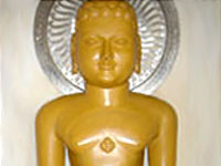 Sacred idol of Anantnath Bhagwan with serene golden countenance